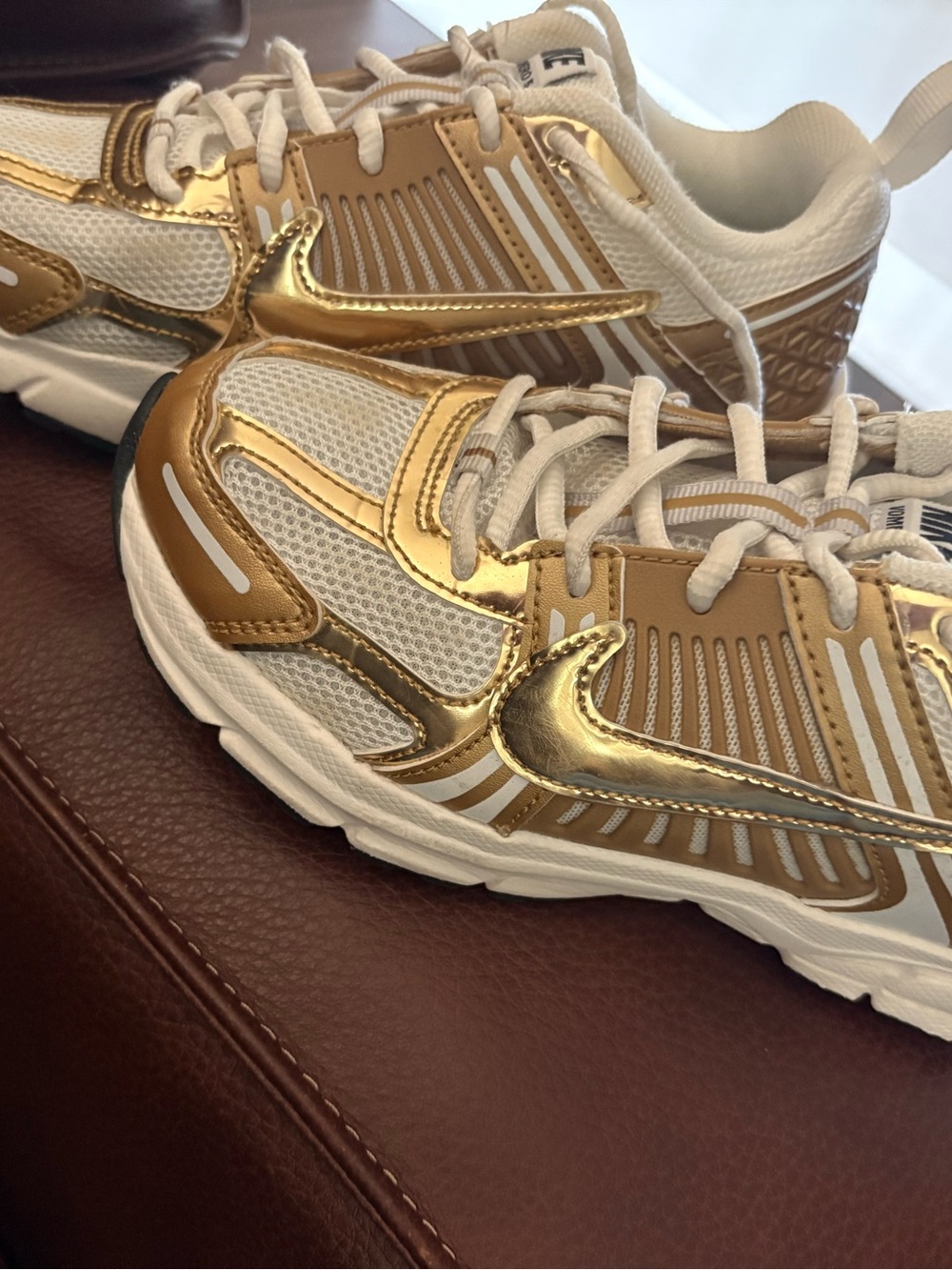 Nike Vomero 5 little kids size 3 Gold & white
